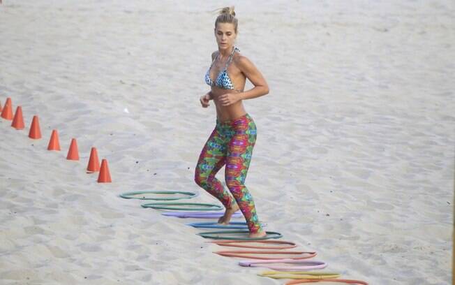 Mais cedo, Carolina Dieckmann treino na praia de São Conrado, no Rio