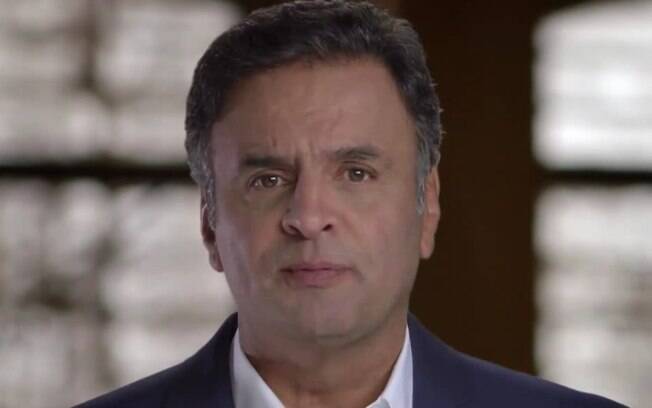 De pedra a vidraça: Aécio Neves critica governo em programa do PSDB e é atacado pelo PT em rede social