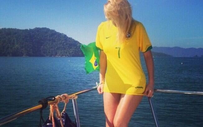 Val Marchiori 'musando' em seu iate de onde assistirá o jogo do Brasil