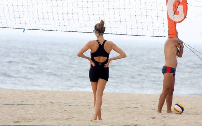 De macacão, Fernanda Lima joga vôlei de praia no Leblon