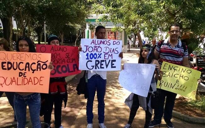Estudantes da rede estadual fazem cartazes em apoio à greve dos professores da rede estadual (30.03.2015)