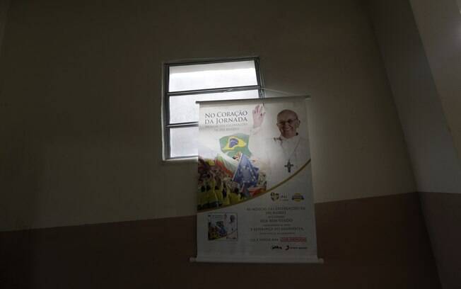 Banner promovendo a chegada do papa ao Rio de Janeiro na Capela de São Jerônimo, que será visitada pelo papa Francisco.