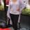 A atriz Paula Jai Parker usou legging preta básica com regata bordada lilás e cardigã compridinho da mesma cor. Clutch e peep toe complementam o look. Foto: Getty Images