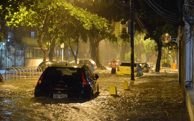 Temporal na noite de sábado no Rio de Janeiro deixou ruas alagadas e carros submersos