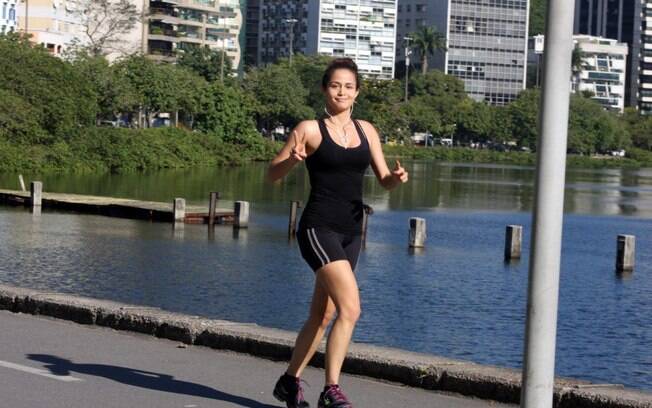 Nanda Costa foi fotografada enquanto corria na tarde desta quinta-feira (08)