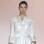 Corpete com cara de camisa e faixas de renda dão ares modernos ao vestido de mangas compridas. De Rosa Clará. Foto: Divulgação/Barcelona Bridal Week