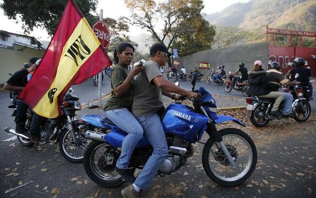 Alguns escolheram andar com motos por Caracas empunhando bandeiras, para homenagear Hugo Chávez (05/03)