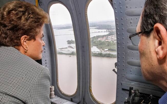 Presidente Dilma Rousseff durante sobrevoo às regiões afetadas pelas chuvas no Rio Grande do Sul