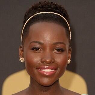 Lupita Nyong'o no Oscar optou por uma maquiagem suave, e o blush dá um ar de saúde