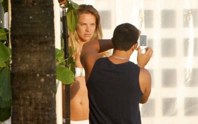Letícia Birkheuer pede para personal fazer foto durante pausa no treino