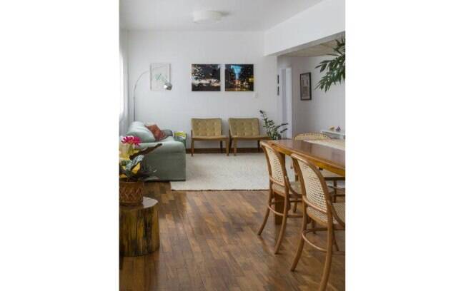 Madeira, cores claras e plantas trazem aconchego ao apartamento. O piso, embora trocado, se assemelha aos utilizados nas construções do século passado