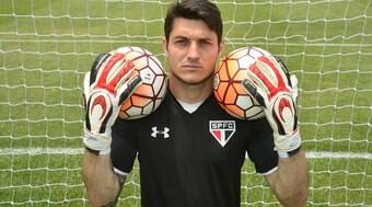 Denis volta a receber apoio de elenco e comissão técnica para seguir titular