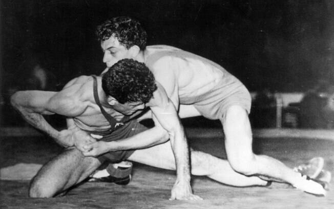 O lutador turco Senel derrota por pontos o francês Falaux nas eliminatórias da luta greco-romana.