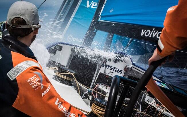 O barco da equipe Vestas Wind briga pela liderança da Volvo Ocean Race (30/10)