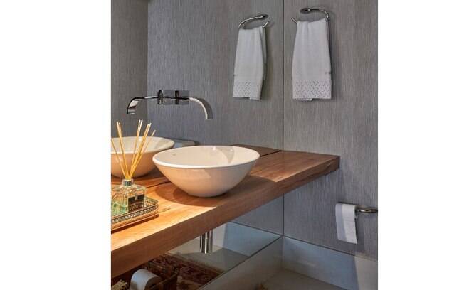 O papel de parede não só exerce a função estética no lavabo, mas também ajuda na acústica do ambiente, principalmente quando reveste todas as paredes do local como na foto O papel de parede não só exerce a função estética no lavabo, mas também ajuda na acústica do ambiente, principalmente quando reveste todas as paredes do local como na foto