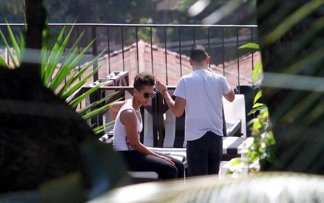 A cantora curtiu a área da piscina do hotel onde está hospedada com a família, em Santa Tereza