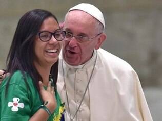 Jovem brasileira participa de encontro com o papa Francisco e ouve pergunta futebolística dele