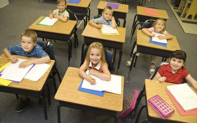 Na escola, deixá-los sempre na mesma sala. Em muitos casos, colocar em salas diferentes é saudável para que cada um desenvolva suas próprias amizades. Foto: Getty Images