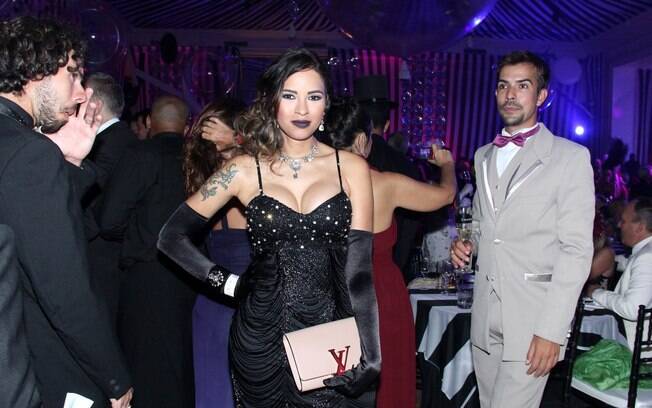 Ex-BBB Ariadna em baile de gala no Rio de Janeiro. Foto: Alex Palarea e Marcello Sá Barretto/AgNews