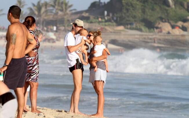 No mesversário dos filhos, Marcelo Serrado passeia com a família na praia