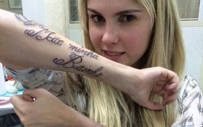 Bárbara Evans faz tatuagens em homenagem aos pais