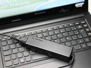 Bateria de quatro célular aguenta apenas cinco horas de uso de editor de texto e reprodução de vídeos