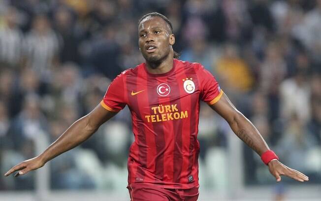 Didier Drogba, então no Fenerbahçe, foi xingado de macaco pelos torcedores do Galatasaray