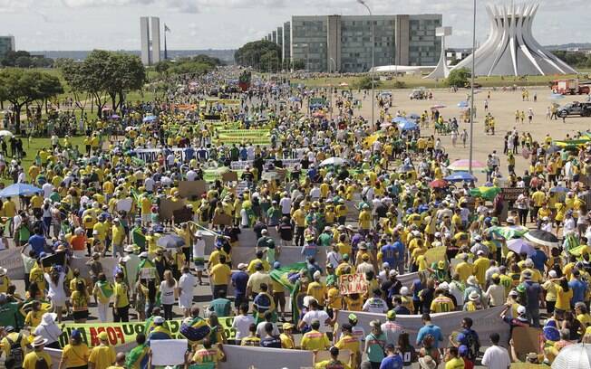 Faixas e cartazes contra o governo foram o principal acessório dos manifestantes em Brasília. Foto: Alan Sampaio / iG Brasília