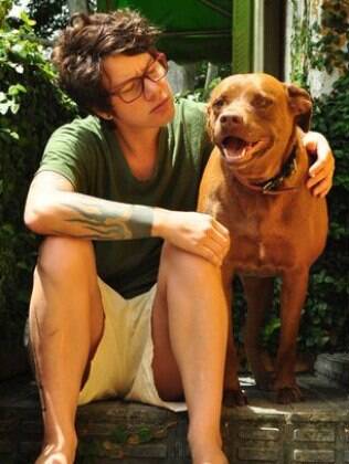 Em casa, Vicky Bicudo com a pitbull Guilhermina