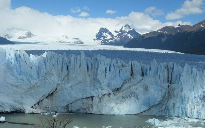 É possível caminhar sobre o glaciar com guias, mas apenas para maiores de 12 anos