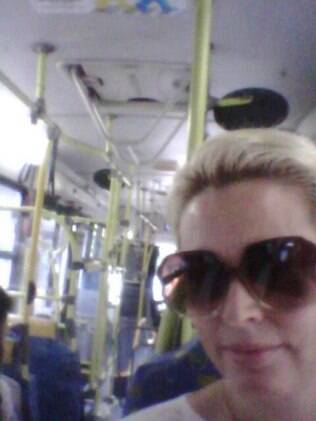 A foto de Suzy Rêgo no ônibus, que a atriz postou em seu Facebook