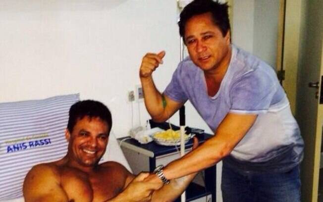 Eduardo Costa recebe a visita de Leonardo em hospital