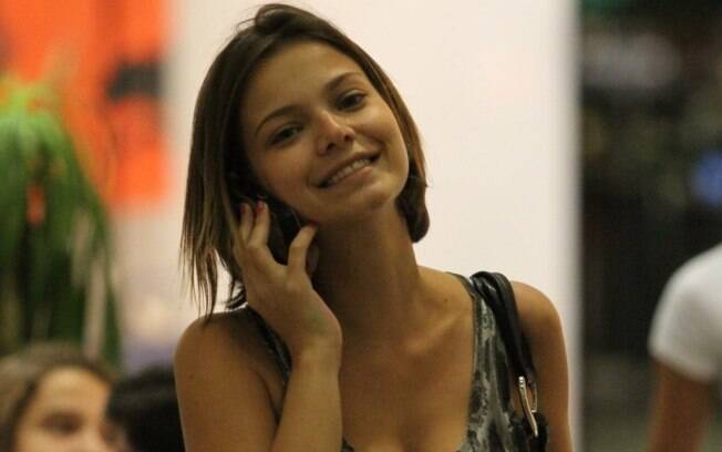 Milena Toscano comeu alguma coisa em um restaurante e circulou pelos corredores de um shopping carioca