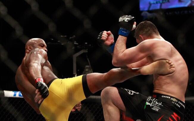 Anderson Silva acerta chute em Nick Diaz em sua volta ao UFC, em Las Vegas. Foto: Steve Marcus/Getty Images