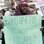 Manifestante segura cartaz contra os raptos de garotas feito pelo grupo islâmico Boko Haram (5/05). Foto: AP