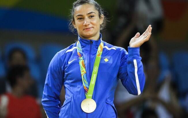 A judoca Majlinda Kelmendi conquista medalha histórica de ouro para Kosovo