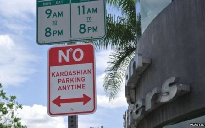 Placas de trânsito proibem estacionamento de carros das Kardashians em Los Angeles