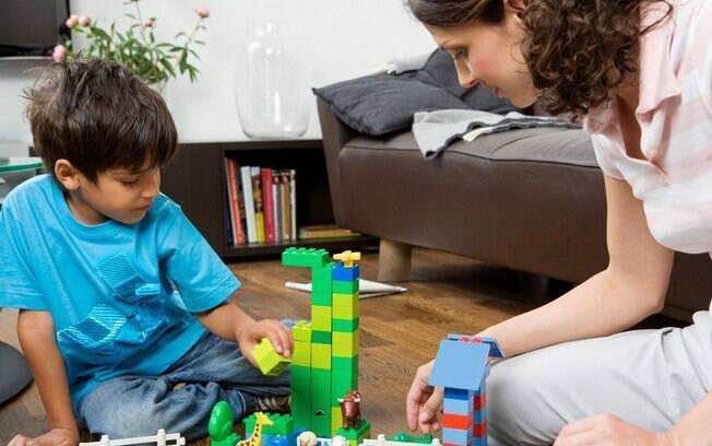 Brinquem de construir objetos com jogos de encaixe de peças. Além de pais e filhos ficarem juntos, a criança desenvolve a coordenação motora. Foto: Thinkstock