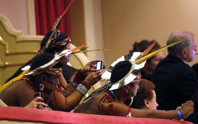 Os povos indígenas da Amazônia tiram foto do papa durante uma reunião no Teatro Municipal do Rio de Janeiro, 27 de julho de 2013.