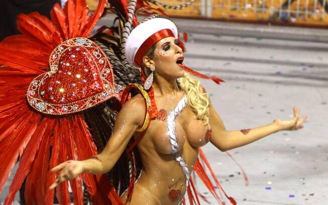 Ana Paula Minerato com pintura corporal e tapa-sexo no desfile da Gaviões de 2012. Foto: Futura Press