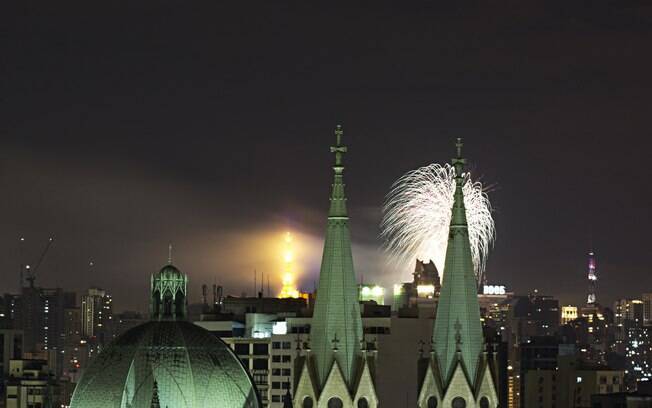 Queima de fogos vista pela Catedral da Sé, em São Paulo. Foto: Adailton Damasceno/Futura Press