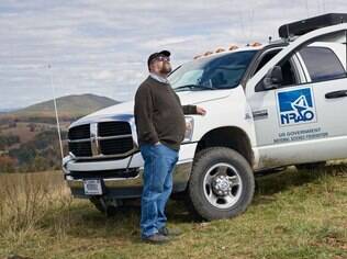 Chuck Niday com seu veículo de patrulha em Horseback Ridge