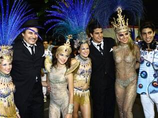 Edson Celulari, Claudia Raia e os filhos desfilam na Beija-Flor