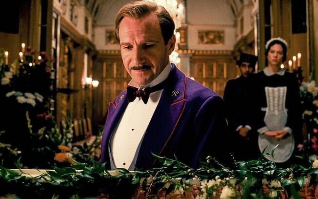 Ralph Fiennes testou diferentes bigodes de vários formatos antes de deixar crescer o seu, cujo estilo é o
