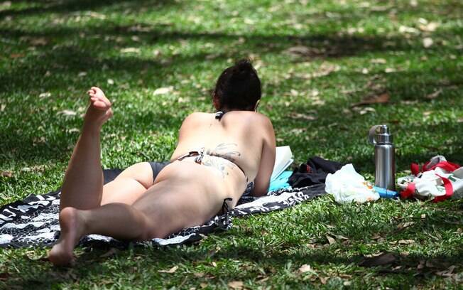 Paulistana se refresca do forte calor desta terça-feira (21/01/2014) no Parque Ibirapuera, zona sul de São Paulo