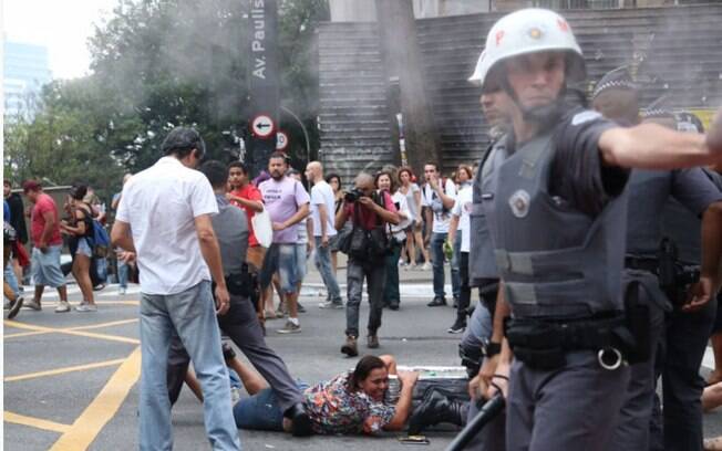 PMs entram em confronto com manifestantes em ato contra o governo do presidente Michel Temer, em São Paulo