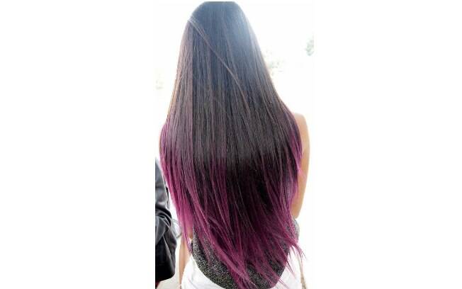O efeito do violeta nos cabelos pretos é muito bonito