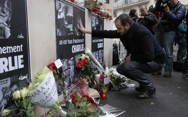 Flores e mensagens de apoio são deixadas em frente à sede do jornal Charlie Hebdo, alvo de ataque que matou 12 pessoas na quarta-feira (8)