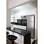 A parede que dividia a cozinha da sala foi parcialmente eliminada, criando uma bancada para refeições rápidas. Foto: Divulgação