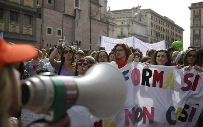 Manifestantes marcham durante protesto contra as reformas educacionais propostas pelo governo em Roma, Itália